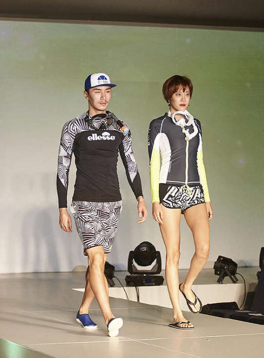 엘레쎄 리뉴얼 론칭 패션쇼에서 모델들이 신제품을 선보이고 있다.  엘레쎄 제공